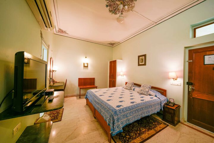 Room 55 of 183