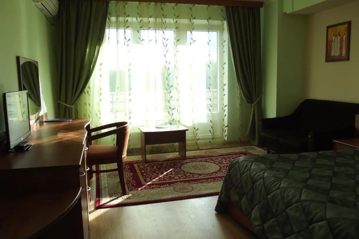 Room 6 of 8