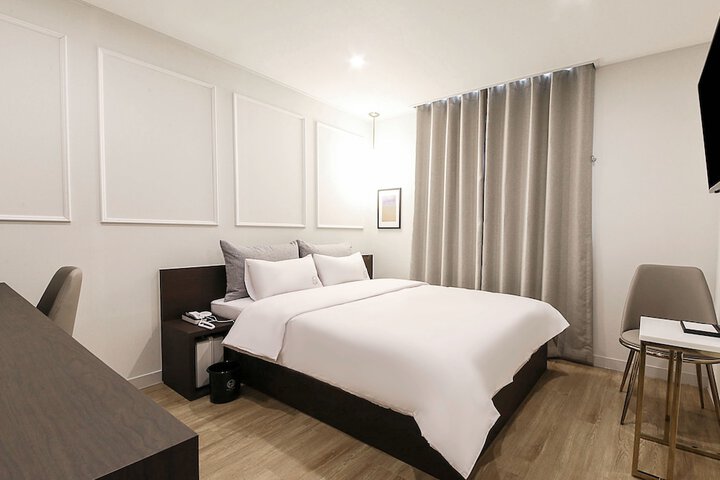 Room 17 of 32