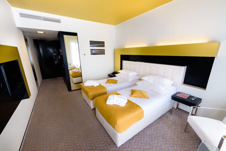 Room 25 of 76