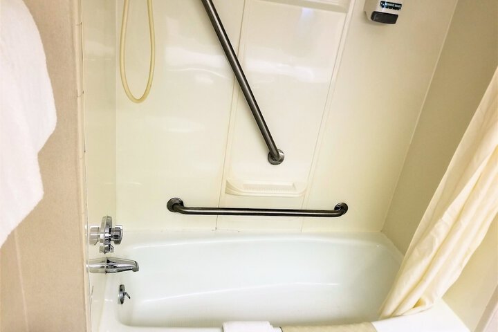 Deluxe Single Queen Bed Accessible (2 of 17)