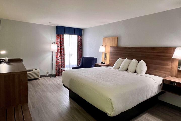 1 King Bed Flat Screen Television Microwave and Refrigerator High Speed Internet Accessible Full Breakfast (12 of 12)