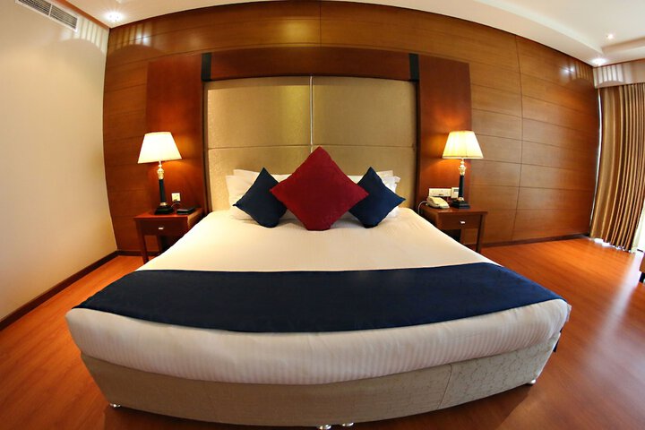 Room 12 of 76