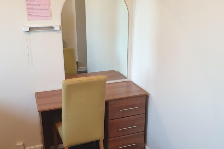 Room 5 of 10