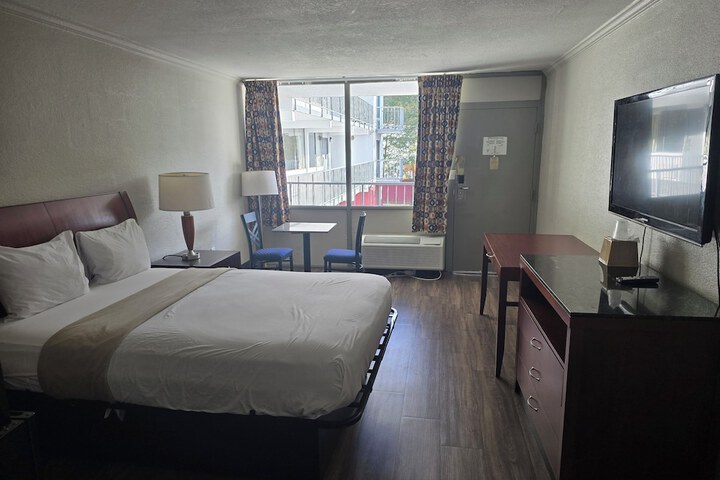 1 King Bed (7 of 13)