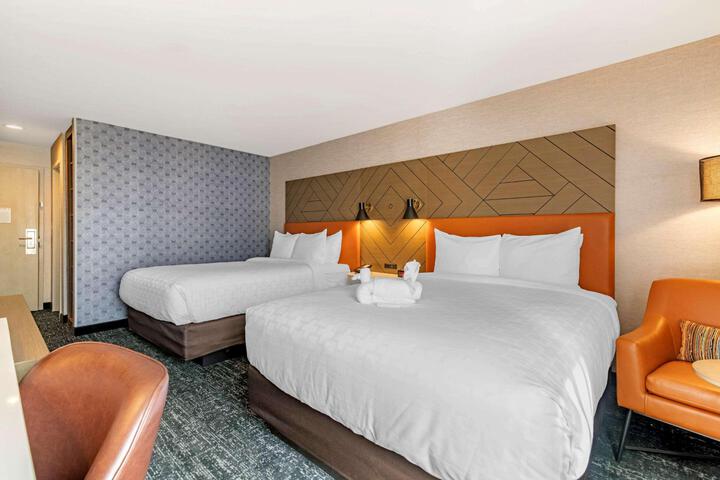2 Queen Beds (7 of 9)