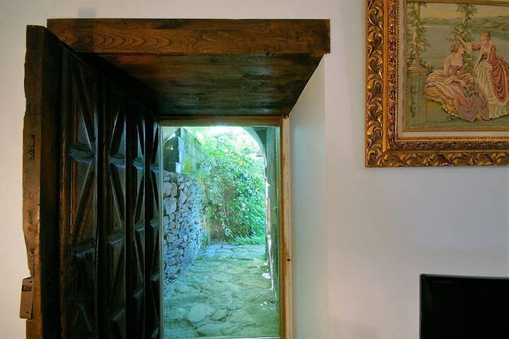 Room 2 of 48