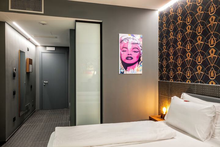 Room 8 of 25