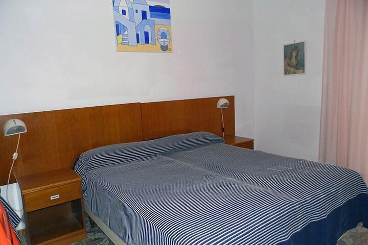 Room 12 of 33