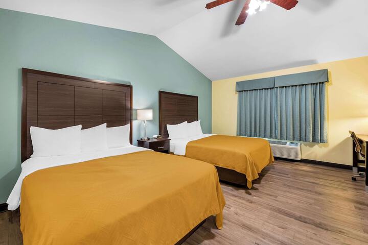 1 Queen Bed (3 of 18)