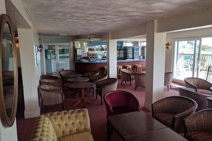 Lounge 13 of 21