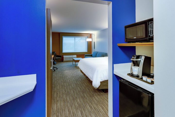Standard King Bed Accessible (15 of 20)