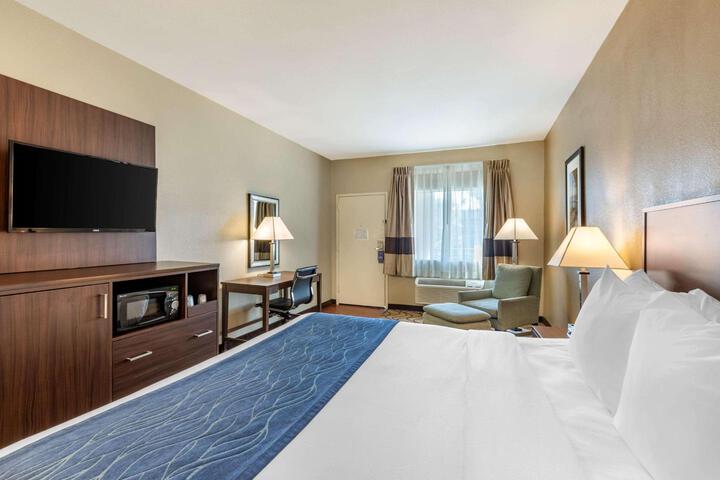 1 King Bed (12 of 18)