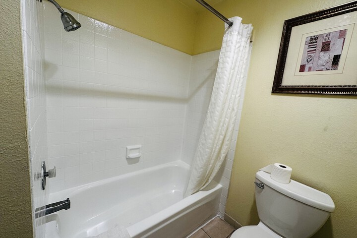 Standard Single Room 1 King Bed (9 of 14)