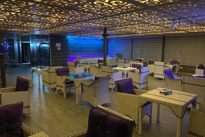 Lounge 34 of 44