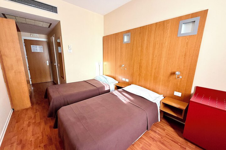 Room 11 of 38
