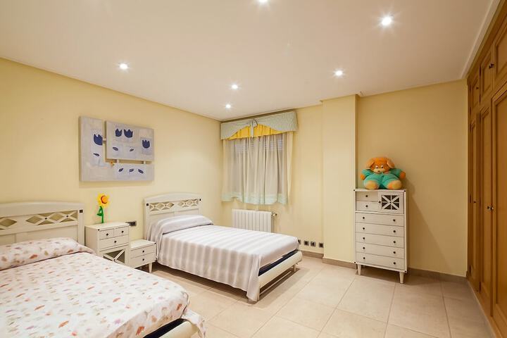 Room 8 of 165