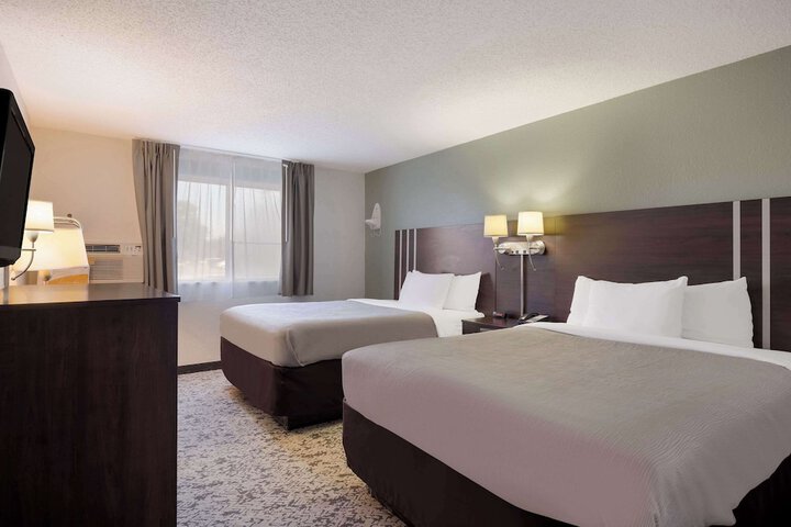 1 Queen Bed Accessible (2 of 13)
