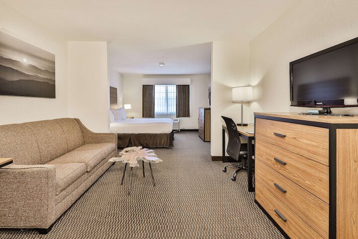 1 King Bed High Speed Internet Accessible Work Desk Coffee Maker Full Breakfast (3 of 15)