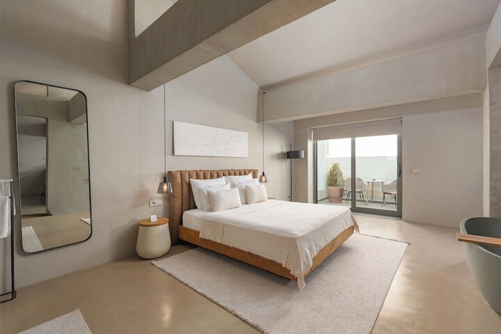 Room 33 of 76