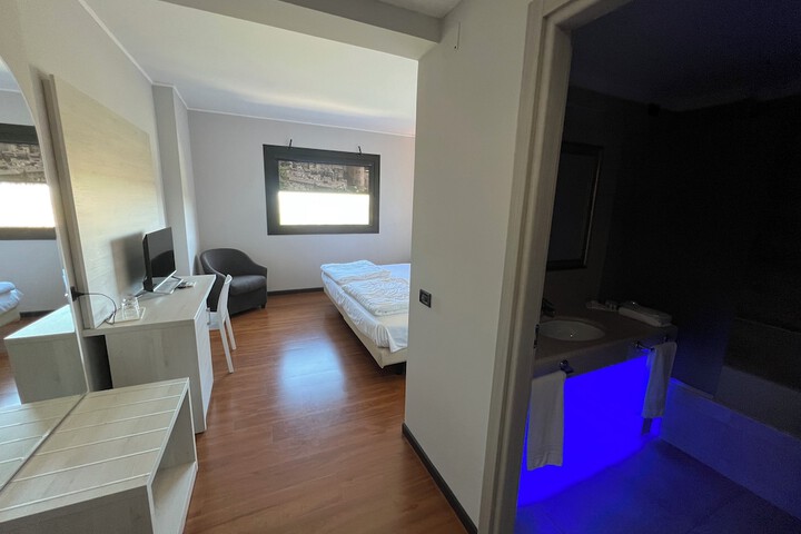 Room 25 of 87