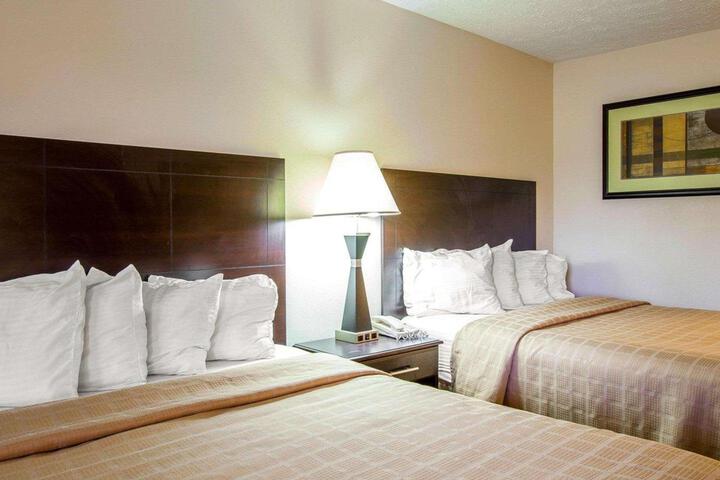 2 Queen Beds (2 of 7)