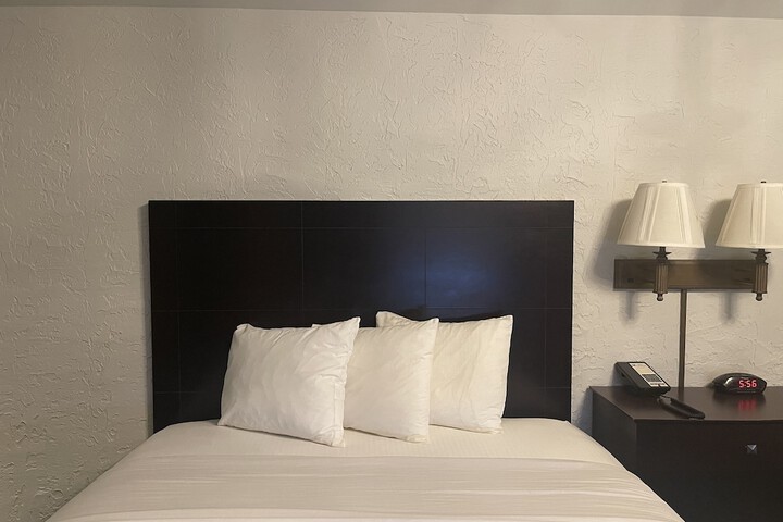 1 Queen Bed Deluxe Room (29 of 32)