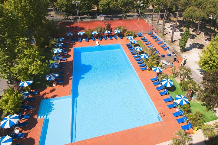 Pool 10 of 35