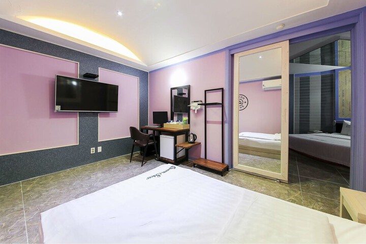 Room 12 of 22