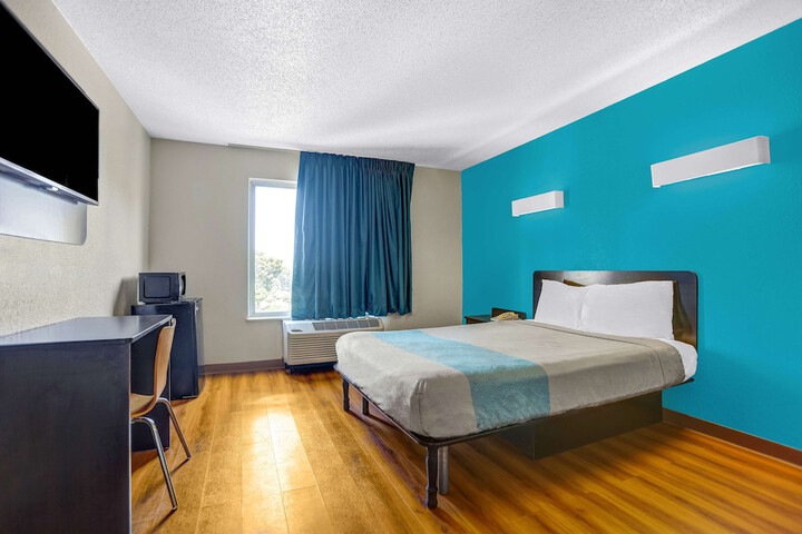 1 Queen Bed (11 of 18)