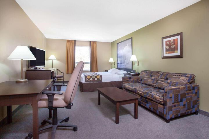 1 Queen Bed (3 of 11)