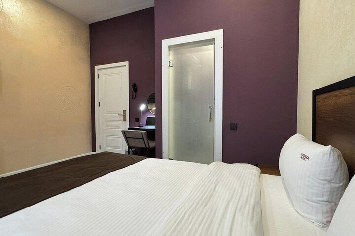 Room 12 of 32