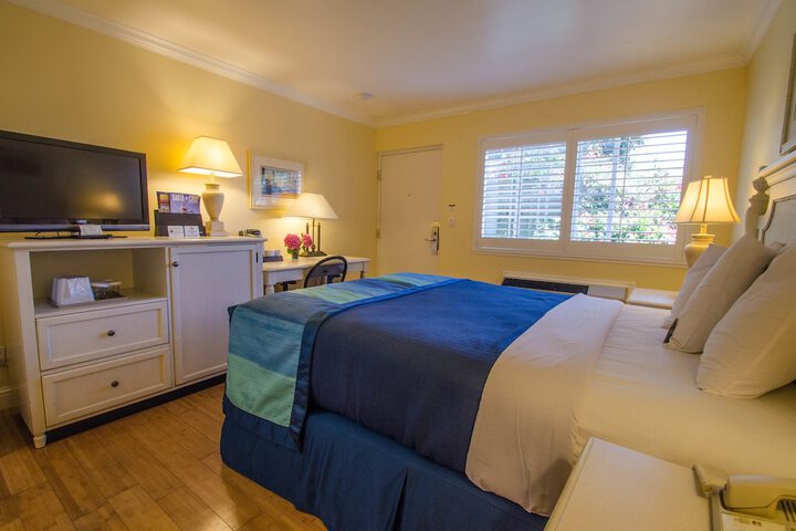 1 Queen Bed (9 of 11)