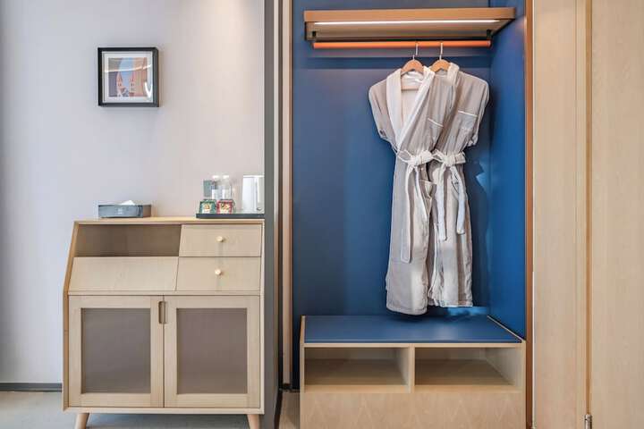 Room 12 of 40