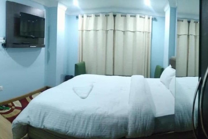 Room 4 of 12