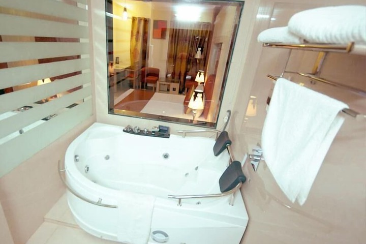 Jetted tub