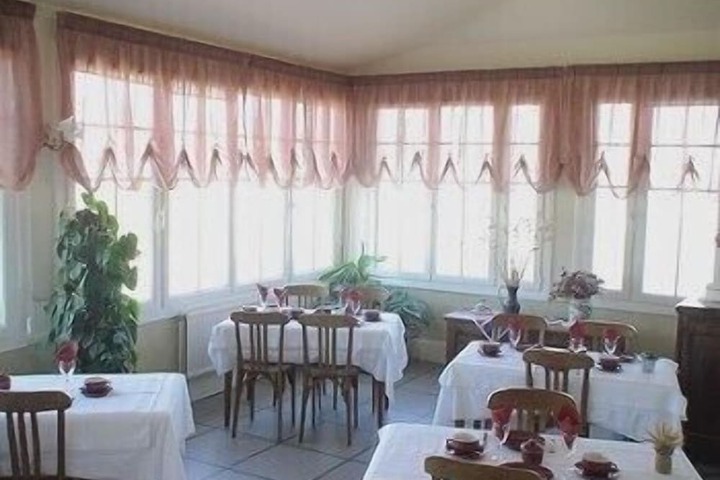 Dining 10 of 25