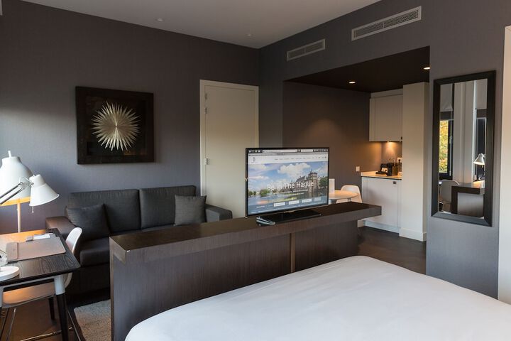Room 9 of 32