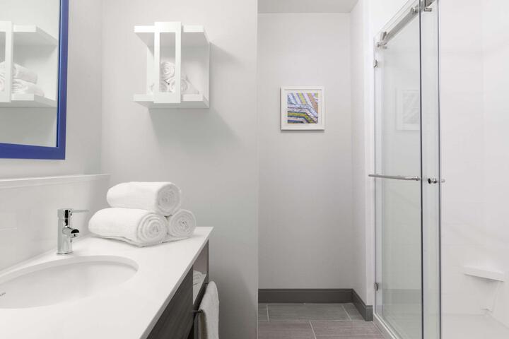 King Room with Microwave and Refrigerator (7 of 15)