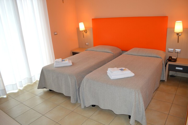 Room 6 of 33