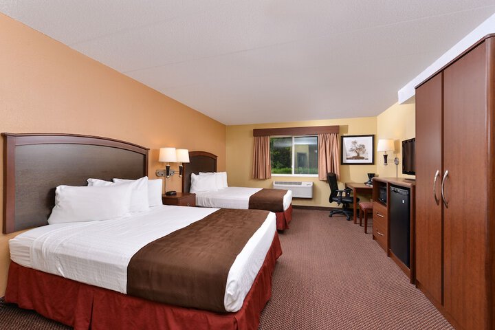 2 Queen Beds Mobility Accessible Deluxe Room Roll in Shower (10 of 11)