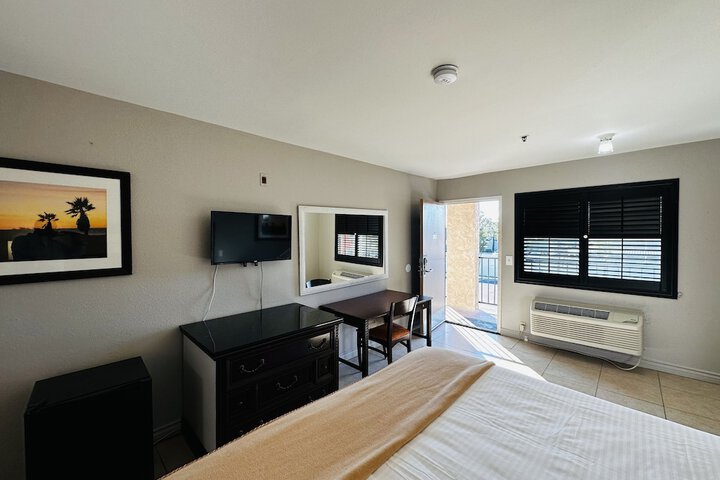 Standard Single Room 1 King Bed (10 of 14)