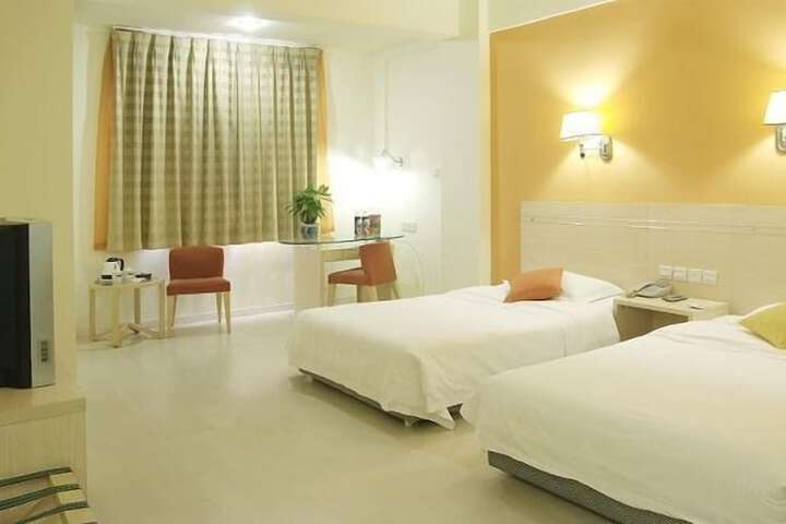 Room 5 of 8