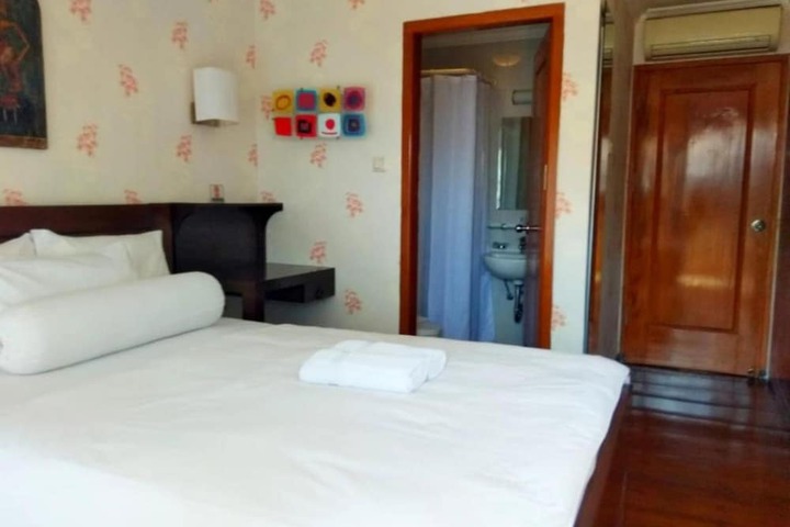 Room 11 of 34