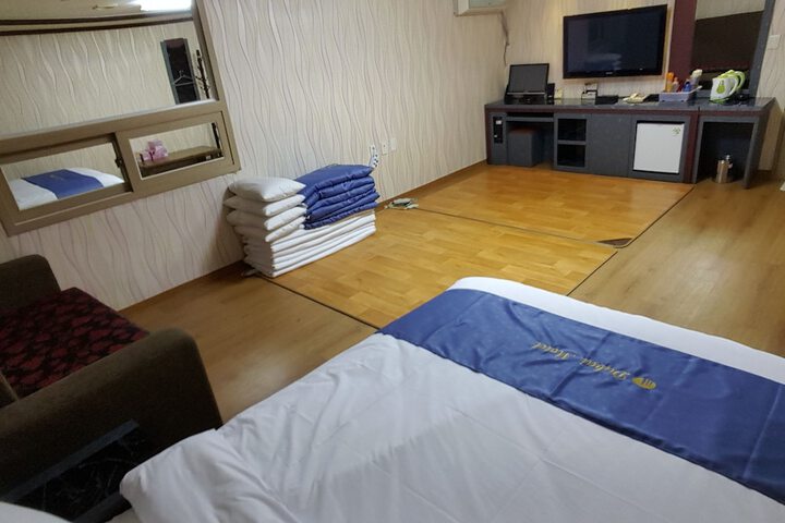 Room 6 of 24