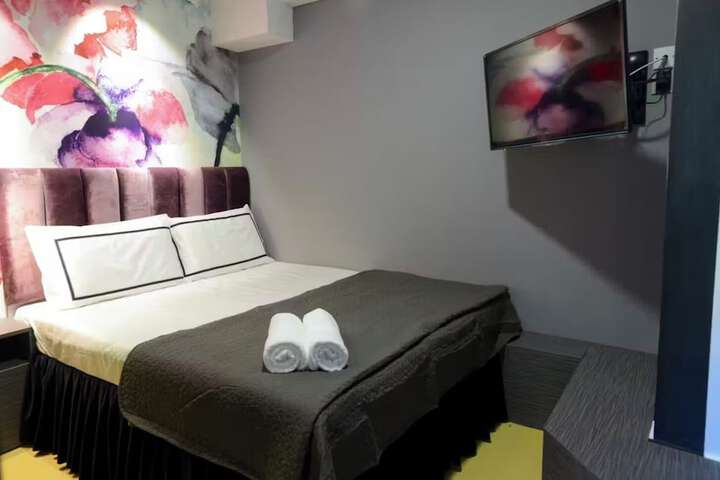 Room 6 of 25