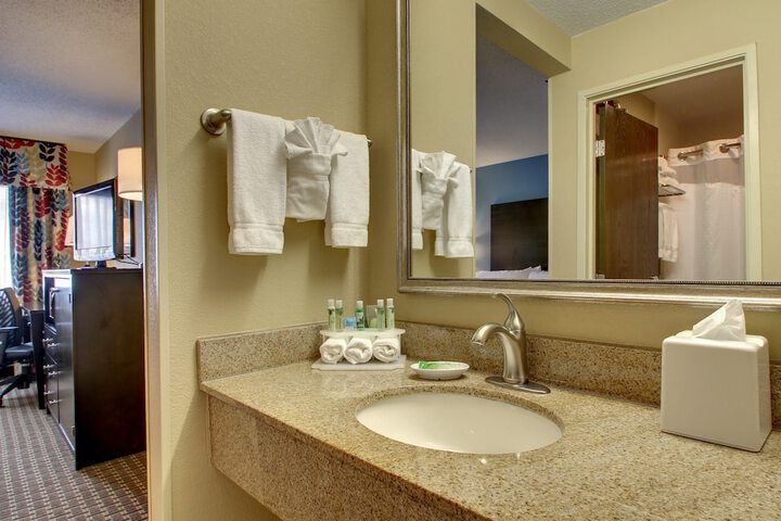 1 Doublee Bed Stndrd Comm Accessible Roll Shower (3 of 9)