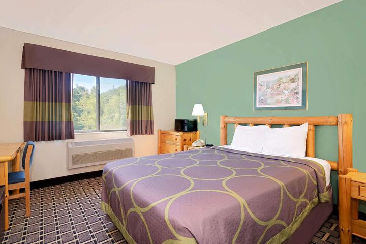 1 Queen Bed (4 of 5)