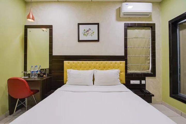 Room 7 of 12