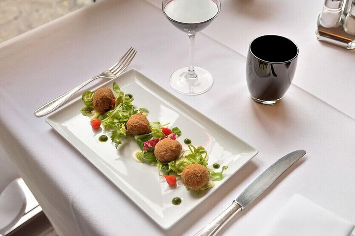 Dining 38 of 45